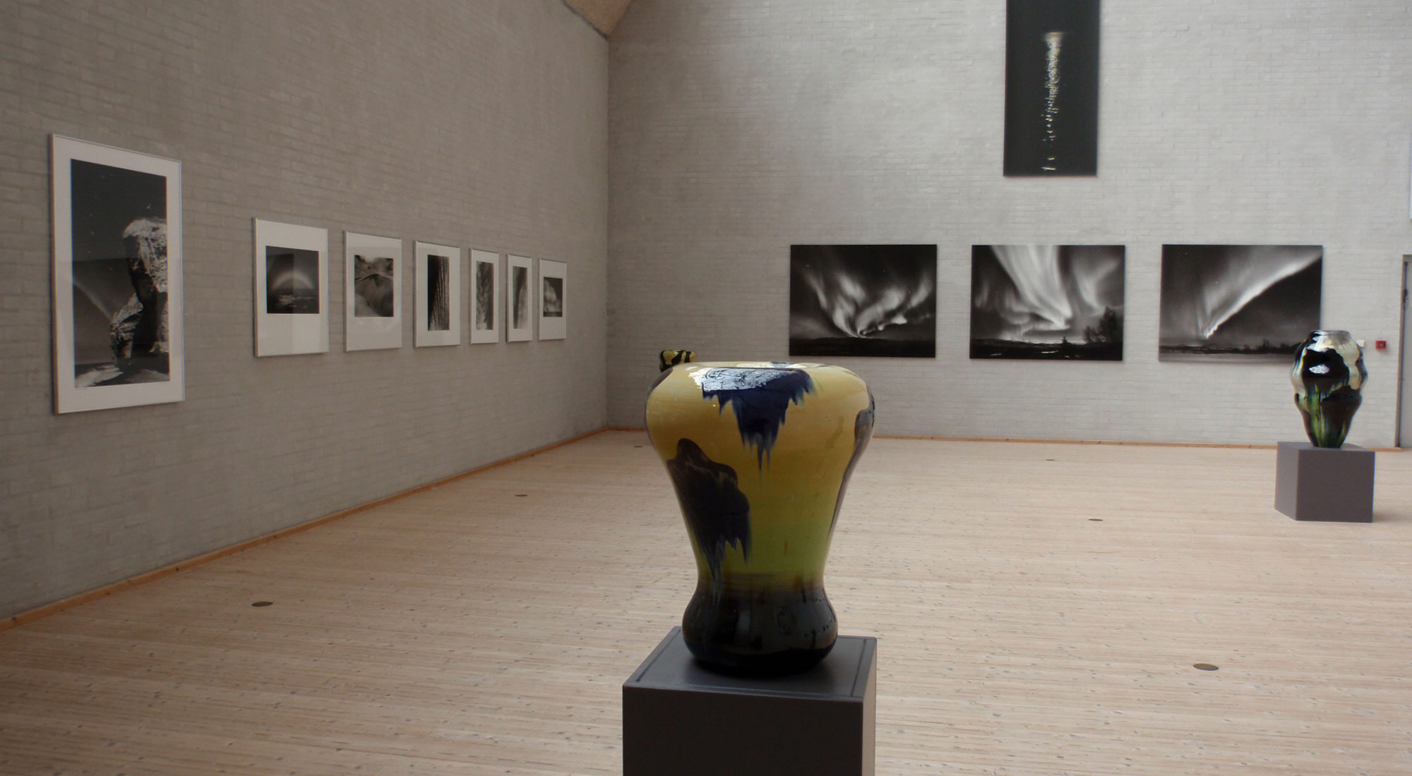 Keramikkrukker og fotos fra udstillingen "Det nordiske lys i foto og glasur" med Kirsten Klein og Gunhild Rudjord på Himmerlands Kunstmuseum