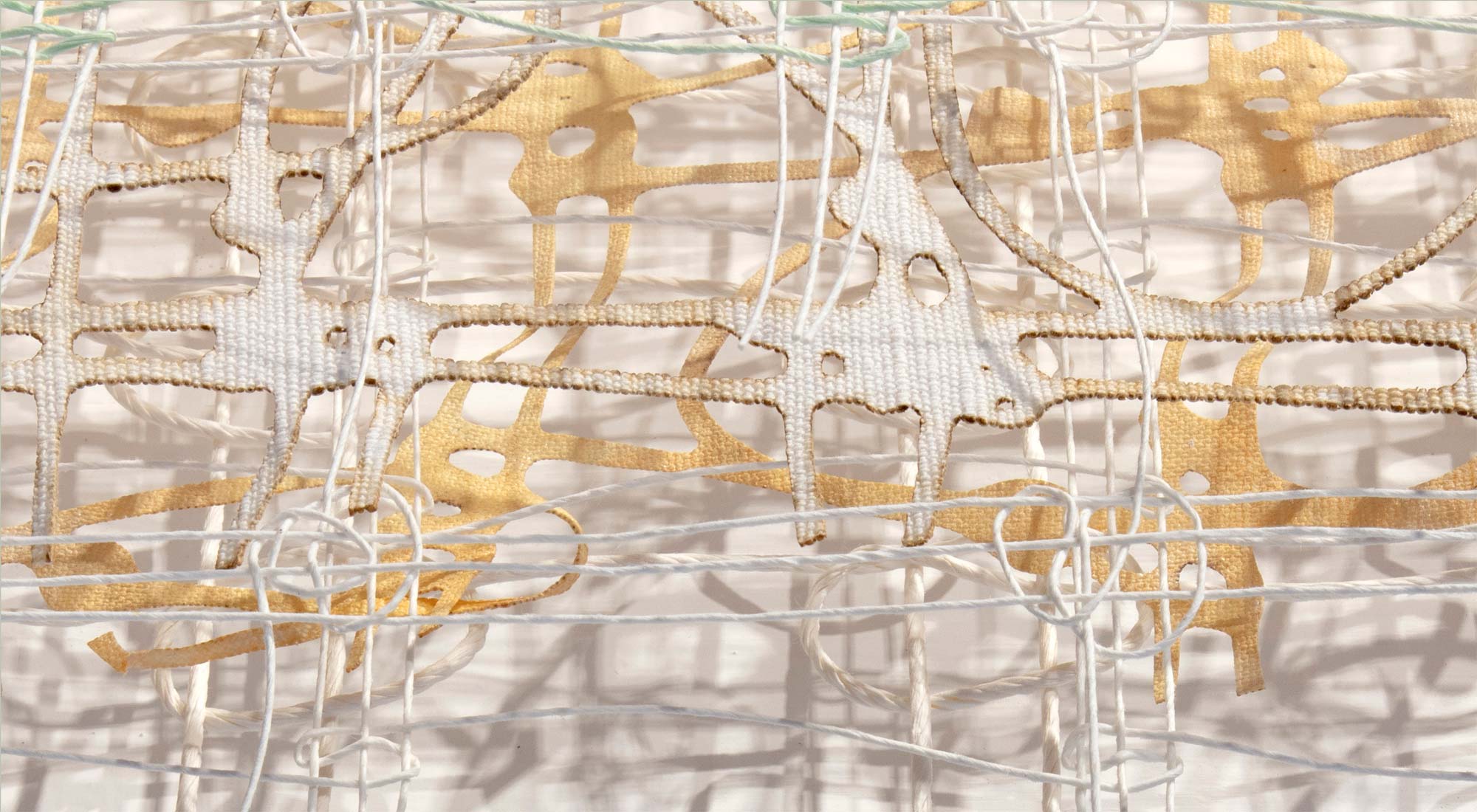 Billede af vævede tråde fra udstillingen Åben Lys med Fynske Kunsthåndværkere
