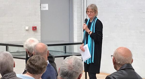 fynske-kunsthaandvaerkere-fernisering04 Kvinde taler i mikrofon til publikum