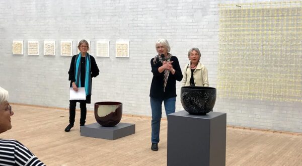 fynske-kunsthaandvaerkere-fernisering05 Kvinde præsenterer keramisk skål