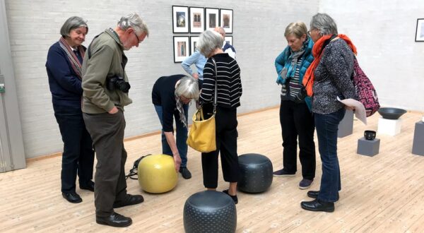 fynske-kunsthaandvaerkere-fernisering08 Besøgende til fernisering på udstillingen med Fynske Kunsthåndværkere