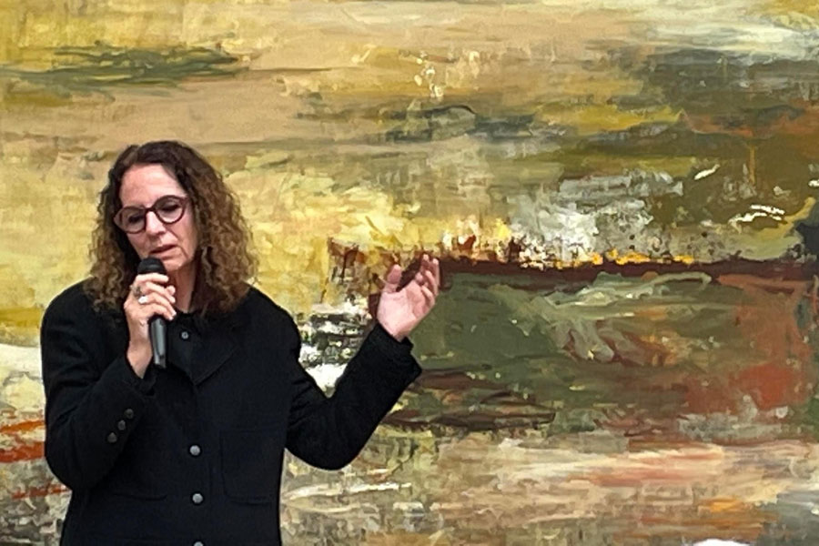 Maja Lisa Engelhardt holder foredrag foran et af sine malerier på Himmerlands Kunstmuseum